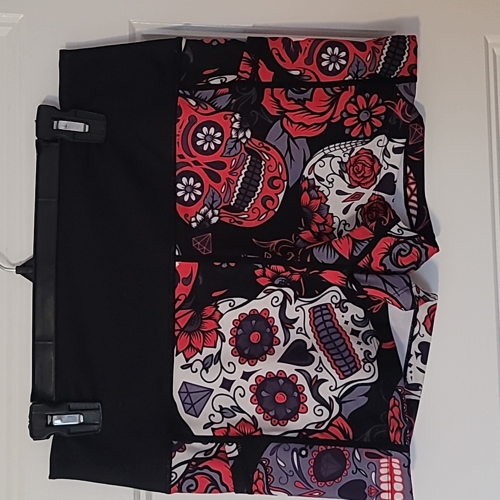 CVG ~ Constantly Varied Gear Skulls & Roses 2.5in Shorts Large